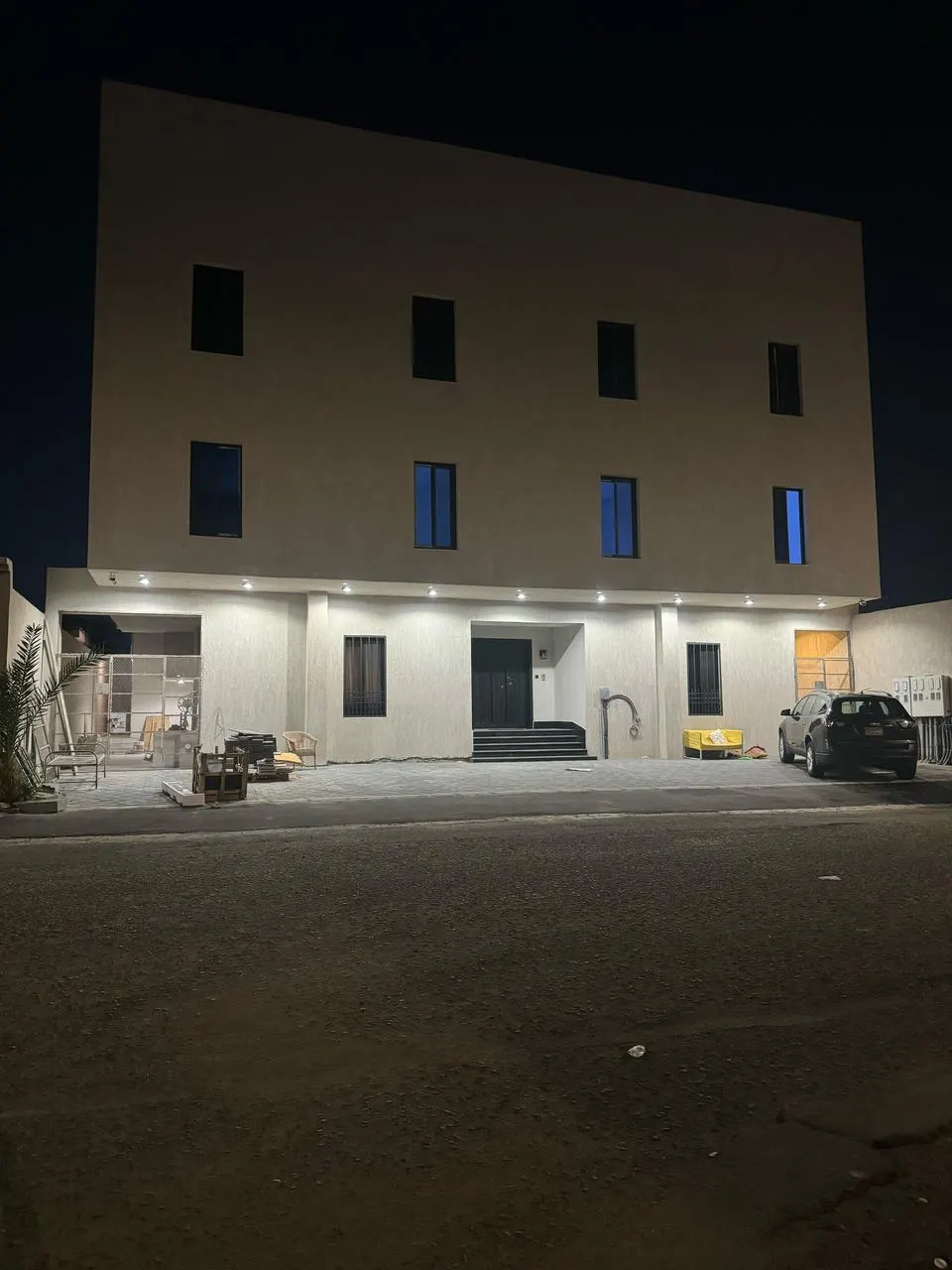 عمارة سكنية بواجهة معاصرة